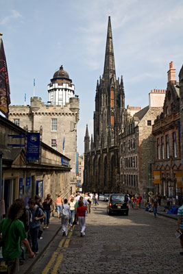 Edinburgh: Castlehill mit Highland Tolbooth St John's Church